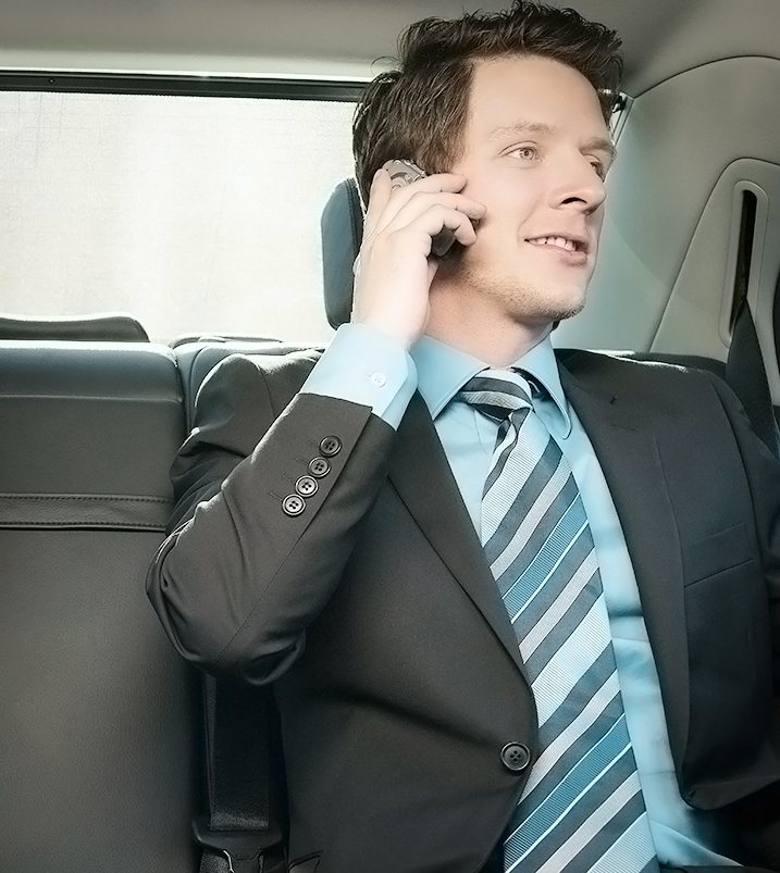 Ejecutivo hablando por celular en su coche.